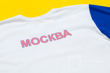 Белые футболки с текстом «Москва»