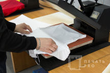 Печать надписи МОТО на футболках